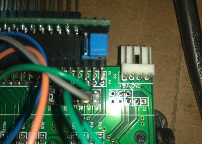 Vemos que en la gotek tienen que entrar 5v por el lado izquierdo, como en cualquier disquetera de PC. Apagamos el CPC.