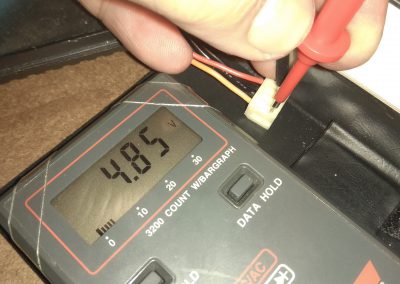 Encendemos de nuevo el CPC y comprobamos que ahora si entran los 5v (4.85v) por el lado izquierdo.