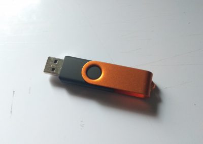 Preparamos un pendrive USB, yo lo formateé en FAT y copié algunas imágenes de disquete DSK.
