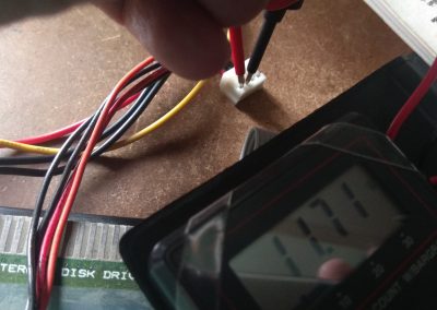 Enchufamos el +3 y comprobamos tensiones. Al igual que en el Amstrad CPC6128 las tensiones están cruzadas a como deberían en una disquetera normal de PC.