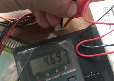 Enchufamos el +3 y comprobamos tensiones. Al igual que en el Amstrad CPC6128 las tensiones están cruzadas a como deberían en una disquetera normal de PC.