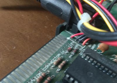 Vemos en placa que le cable rojo lleva 12v y el naranja 5v.