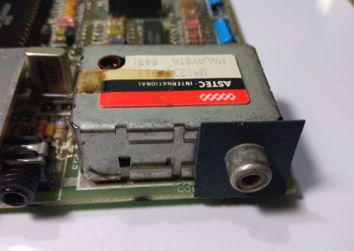 Este es el modulador responsable de la señal de radio frecuencia para sintonizar por la antena de TV.
