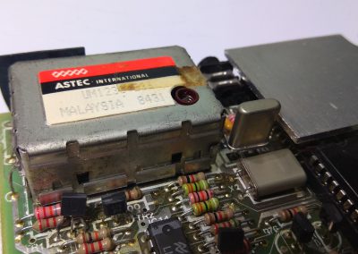 Seguramente si hacemos un cambio de condensadores electrolíticos podríamos mejorar la señal de radio frecuencia (RF) y sería válida para TV de tubo, pero no para las modernos TV planos LCD.