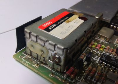 Se puede ver que tiene 3 conexiones, terminal izquierdo es la señal de vídeo compuesto, el derecho es +5V y el cuerpo del modulador es la masa (GND)