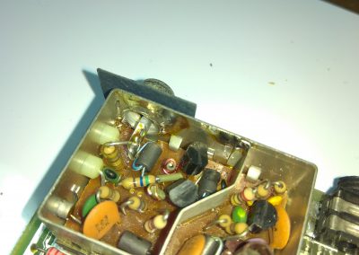 Tenemos que soltar el modulador de la placa base, así que hay que desoldar todo aquello que lo sujete.