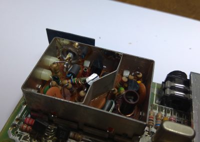 Desoldamos el terminal que va al conector RCA y el terminal de +5V que va al pcb del modulador.
