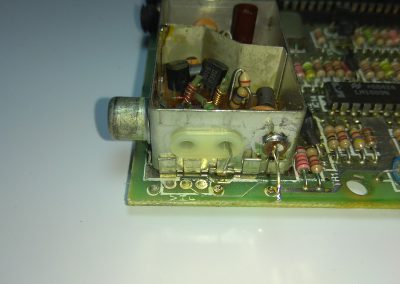 Aquí vemos desoldados los terminales de Vídeo y +5V.
