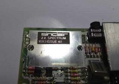 Una vez desoldado el modulador por la parte inferior de la placa madre, podemos extraerlo, quedando la placa como vemos.