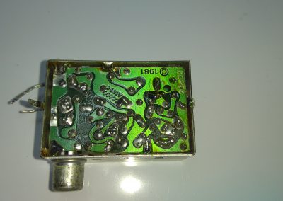 Vemos que el PCB está soldado a la caja, desoldamos todas las uniones hasta liberar el pcb.