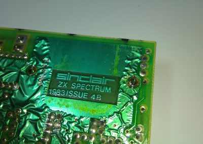 Introducimos (previa limpieza de los orificios) los terminales de la caja e el PCB del spectrum.