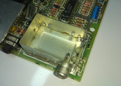 Vemos como queda la caja vacía del modulador en la placa del Spectrum.