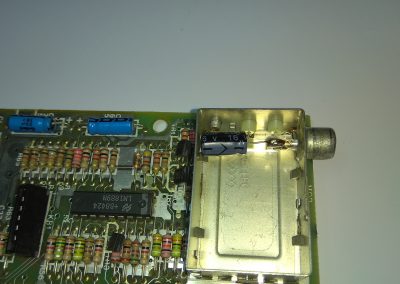 El terminal negativo lo soldamos al conector RCA.