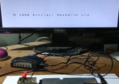 Probamos que la señal de vídeo compuesto se vé. Yo en mi caso uso un monitor de ordenador a través de un conversor de vídeo compuesto a VGA. Pero podéis insertarlo a la toma de vídeo compuesto de un TV (clavija amarilla) o usar un adaptador de euroconector.