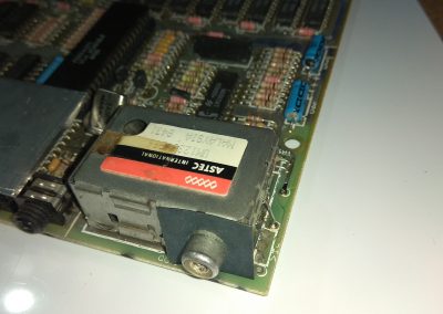 Colocamos la tapa al modulador y el embellecedor gris del RCA.