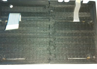 Enderezamos las pestañas doradas para poder extraer la chapa del teclado.