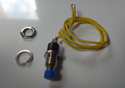 Pulsador con cable soldado para el Reset.