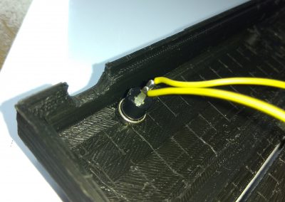 Lo introducimos en el orificio destinado a ese fin en la tapa impresa en 3D. En una tapa original haríamos un taladro de 7 mm con centro a una distancia de 10 mm del borde trasero y 31 mm del borde derecho.