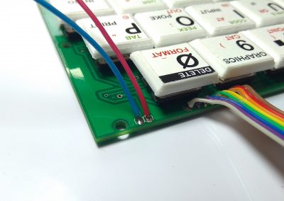 En el teclado mecánico sueldo los 2 cables de alimentación (5v) para que funcione la retroiluminación.