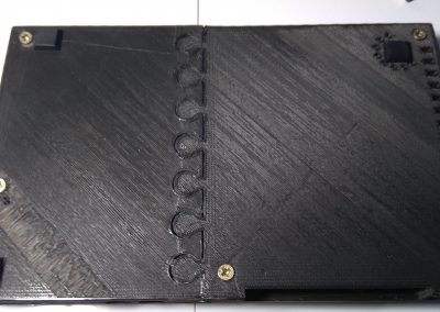 Montamos la tapa y cerramos la caja con sus correspondientes tornillos.