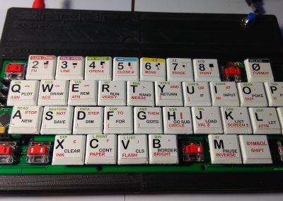 En la manipulación se me han roto algunas teclas. Como se puede ver es mas recomendable usar teclas ya compradas que están fabricadas por moldeado, las impresas en 3D son frágiles.
