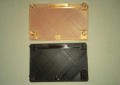Comparativa de la tapa antigua y la corregida (negra)