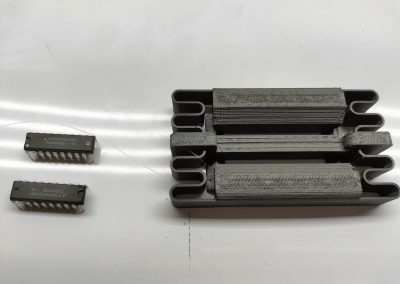Memorias recibidas y herramienta impresa en 3D para adaptar los pines a los zócalos.