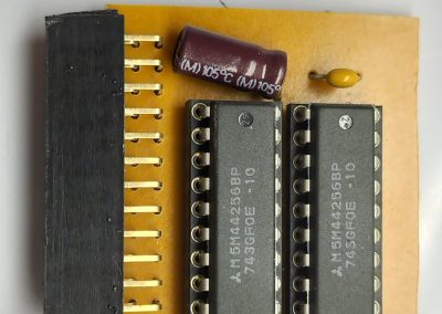 Memorias insertadas en sus zócalos.