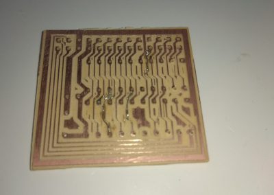 PCB, pistas reparadas. Se comprueba con un polímetro posibles cortos y derivaciones.