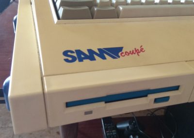 Sam Coupé detalle logo y disquetera