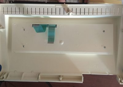 Una vez retirados los tornillos y tirando de las cintas de la membrana del teclado, nos queda este bloque superior (teclado)