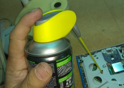 He intentado lubricar el volante y el eje del motor sin éxito.