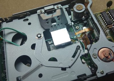 Una vez fijado de nuevo el motor en su sitio, procedo a introducir la nueva correa impresa en 3D.