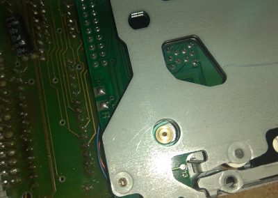 Aquí ya la he colocado en la polea del eje del motor. Parece quedar bien tensa.
