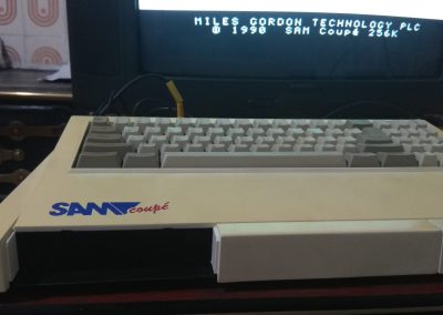 Monto el teclado en el ordenador y compruebo que enciende sin problema.
