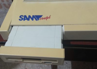 Una vez montada la disquetera procedo a introducirla en el ordenador.