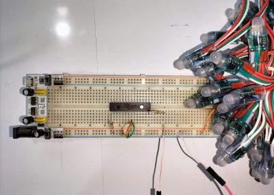 Placa de prototipos con los elementos mínimos.