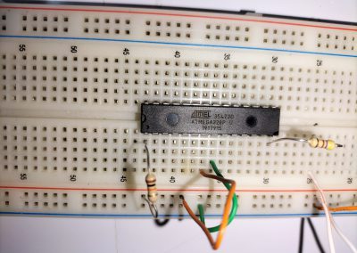 Placa de prototipos con los elementos mínimos. Sin cuarzo.