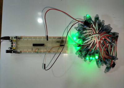 Placa de prototipos con los elementos mínimos. Sin cuarzo. Funcionando.