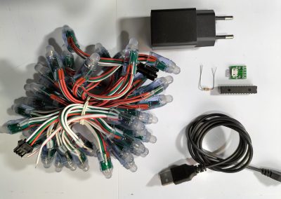 Vista de componentes necesarios. Con alimentador de 2A y cables USB. Sin cuarzo y condensadores. Está será mi configuración recomendada.