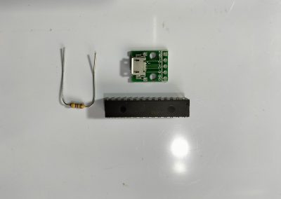 La configuración mínima para funcionar sin cuarzo ni reprogramar sería solo alimentación y una resistencia de 480 ohmios.A