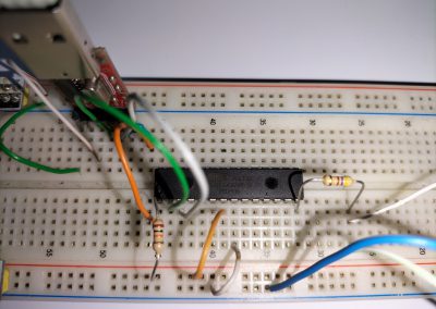 Detalle del cableado para programar con placa de pruebas.