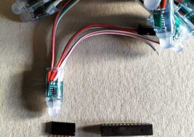 Componentes que he elegido para hacer el montaje sin PCB. Uso condensador y conector hembra de 6 pines para poder reprogramar (esto último es opcional)