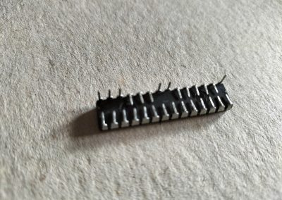 En el micro doblo los pines que no voy a usar. Sí no se va a reprogramar habría que doblar también los pines 1, 2 y 3. Es decir en una configuración sin cuarzo y sin reprogramar el circuito funcionaría solo con los pines 7, 8 y 14.