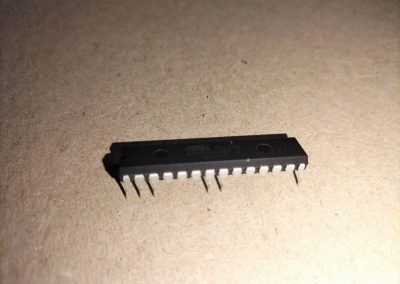 En el micro doblo los pines que no voy a usar. Sí no se va a reprogramar habría que doblar también los pines 1, 2 y 3. Es decir en una configuración sin cuarzo y sin reprogramar el circuito funcionaría solo con los pines 7, 8 y 14.
