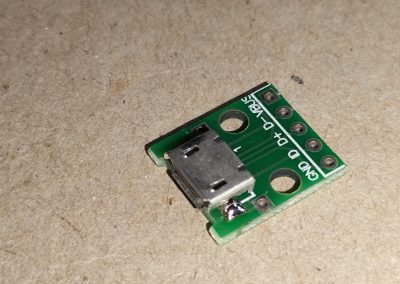 Este es un adaptador microUSB para cables. Refuerzo con estaño las soldaduras de masa para hacerlo más resistente.