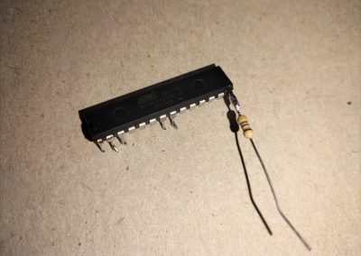 Sueldo la resistencia de 480 ohmios al pin 14 del micro. A través de esta sale el flujo de datos hacía la cadena de ICs de los LEDs.