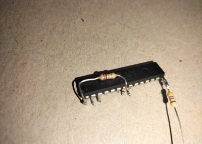 Soldamos la resistencia en los pines 1 y 7 del micro.