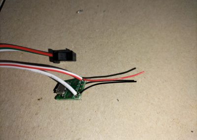 Hacemos lo mismo con un cable negro y el GND de los LEDs para el pad micro USB