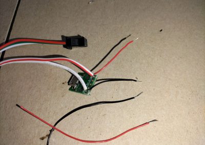 Pelamos otros 2 trozos de cable y los extremos de los que habíamos soldado en el PCB micro USB.